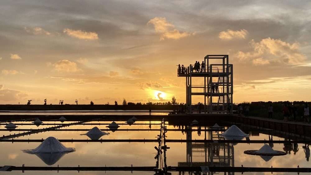 顔が暗くなる?逆光・炎天下でも失敗しない露出補正とフードの使い方